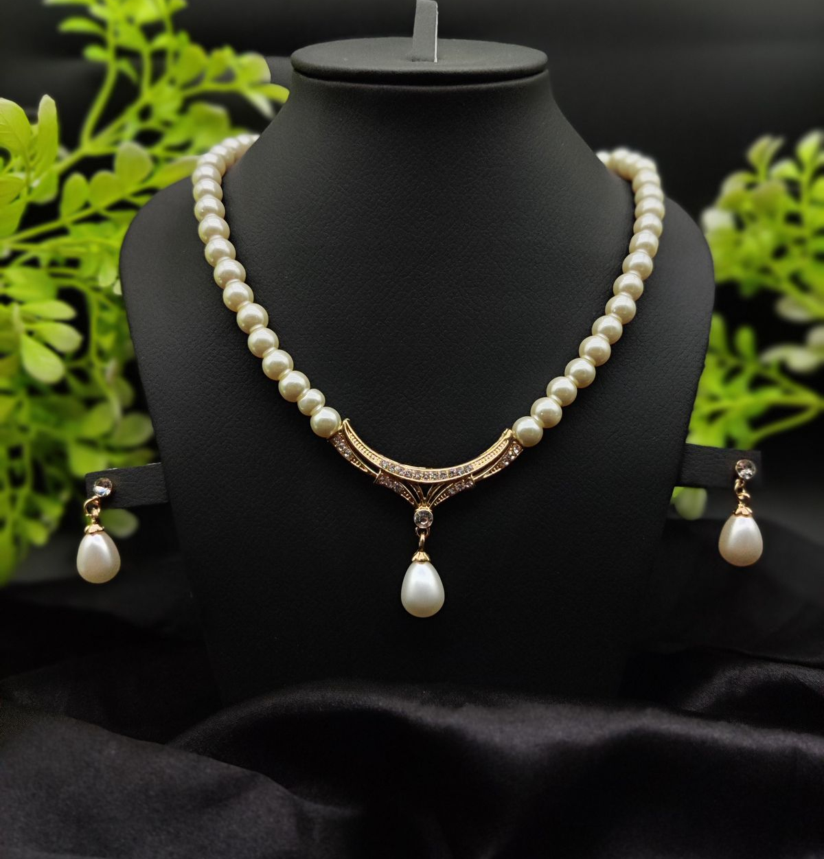 WhatsApp-Image-2025-02-03-at-11.00.40-PM.jpeg Imported Elegant Gold Plated Pearl Necklace with Teardrop Pendant | Premium Artificial Jewelry for Girls & Women - Image 1