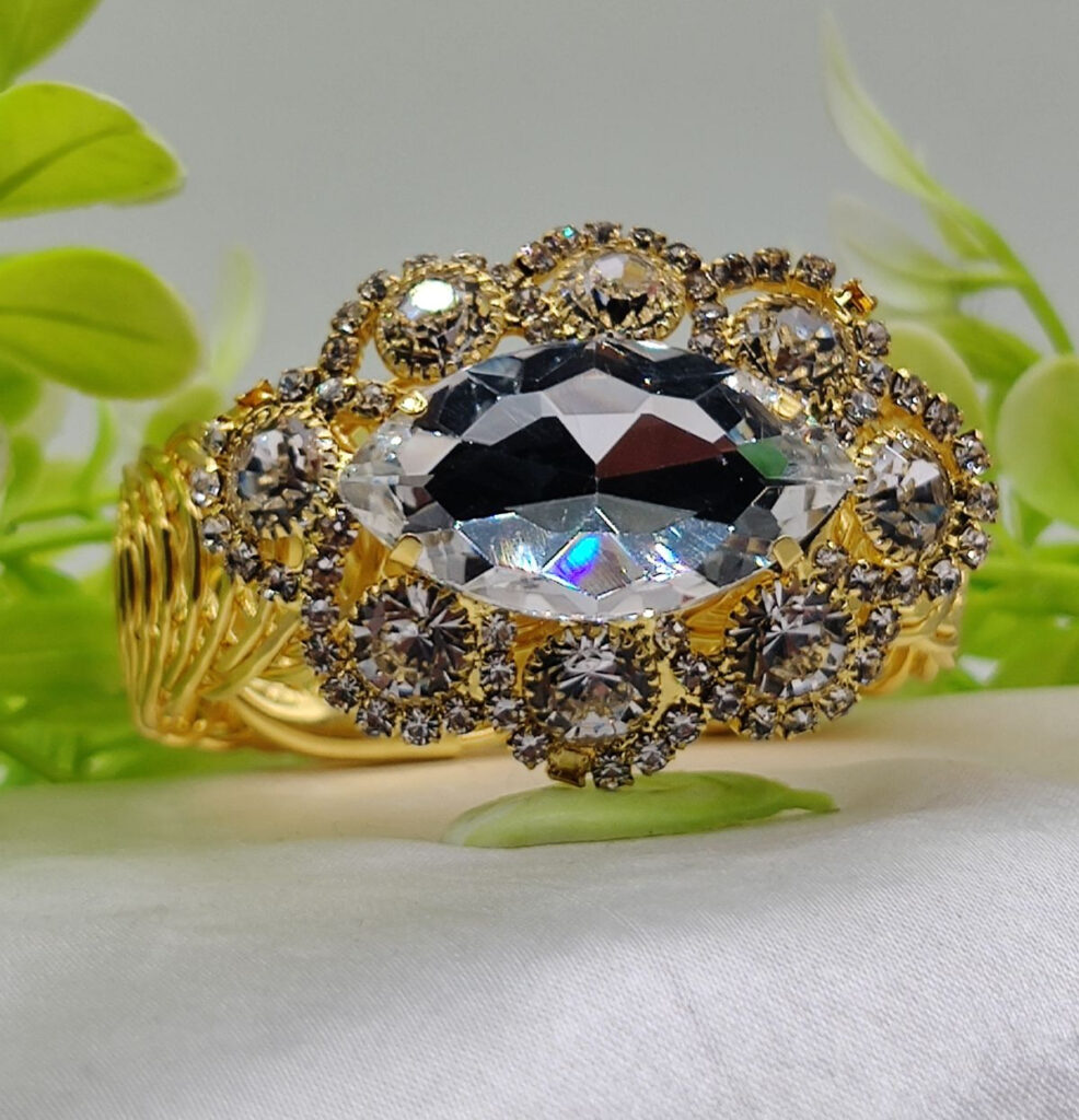 Imported Exquisite Oval Crystal Adjustable Bracelet – Imported Luxury Jewelry Adjustable Bracelet, Best Quality Artificial Bracelet for Girls & Women, Bracelet for Every Occasion (Random Color)